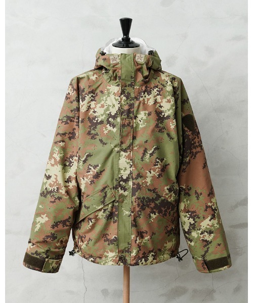 MILITARY(ミリタリー)の「実物 新品 デッドストック イタリア軍 WATERPROOF リバーシブルジャケット ベジタトカモ&スノーカモ(ミリタリージャケット・メンズ・その他・M/L/XL/XXL)」の2枚目の写真