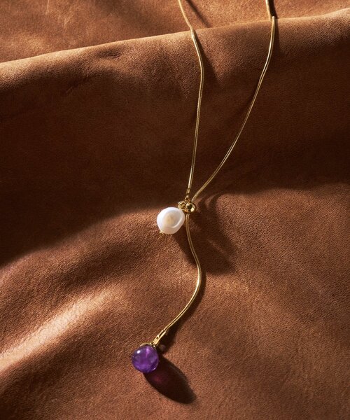 BEARDSLEY（ビアズリー）の「パール付きラリエットネックレス（ネックレス・レディース・ネイビー/パープル系その他/ピンク系その他・FREE）」の2枚目の写真