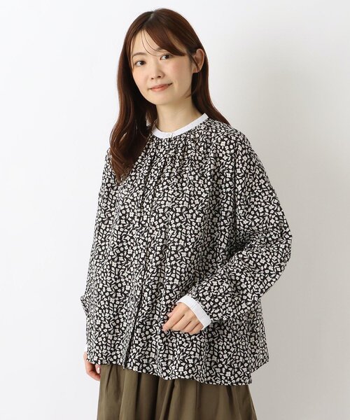 one'sterrace(ワンズテラス)の「キャンブリックプリントブラウス(シャツ/ブラウス・レディース・ブラック系8/ネイビー系5・02)」の1枚目の写真