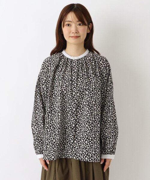 one'sterrace(ワンズテラス)の「キャンブリックプリントブラウス(シャツ/ブラウス・レディース・ブラック系8/ネイビー系5・02)」の5枚目の写真