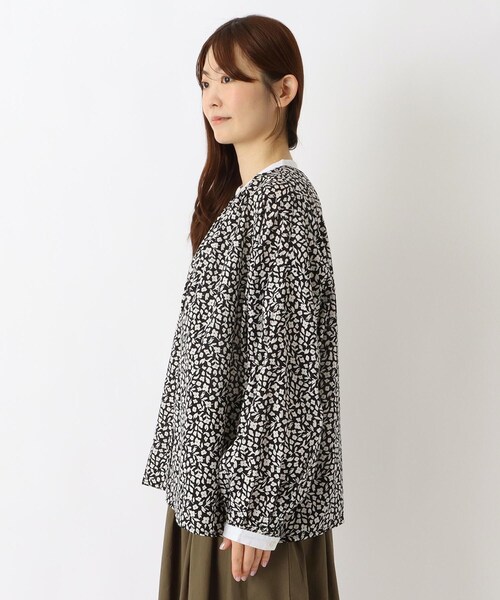 one'sterrace(ワンズテラス)の「キャンブリックプリントブラウス(シャツ/ブラウス・レディース・ブラック系8/ネイビー系5・02)」の6枚目の写真