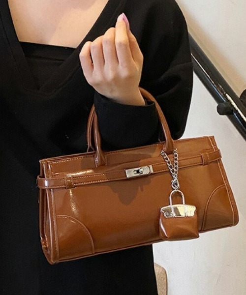 AMELY（エミリー）の「エナメル調 スクエアハンドバッグ（ハンドバッグ・レディース・ブラック/レッド/ブラウン/シルバー/アイボリー/イエロー/ピンク・フリー）」の4枚目の写真