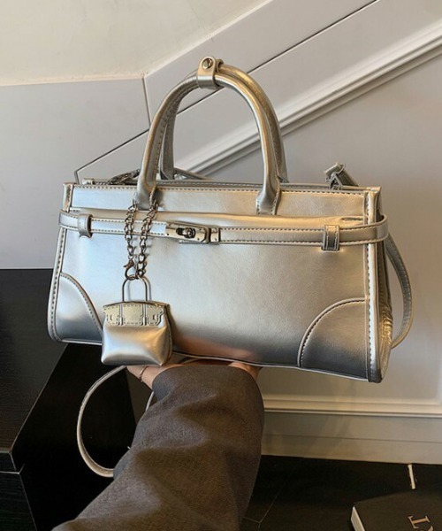 AMELY（エミリー）の「エナメル調 スクエアハンドバッグ（ハンドバッグ・レディース・ブラック/レッド/ブラウン/シルバー/アイボリー/イエロー/ピンク・フリー）」の7枚目の写真