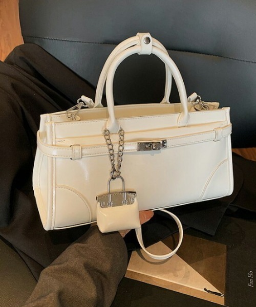 AMELY（エミリー）の「エナメル調 スクエアハンドバッグ（ハンドバッグ・レディース・ブラック/レッド/ブラウン/シルバー/アイボリー/イエロー/ピンク・フリー）」の2枚目の写真