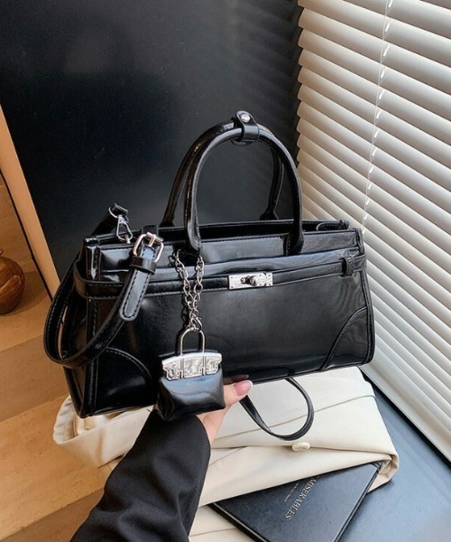 AMELY（エミリー）の「エナメル調 スクエアハンドバッグ（ハンドバッグ・レディース・ブラック/レッド/ブラウン/シルバー/アイボリー/イエロー/ピンク・フリー）」の3枚目の写真