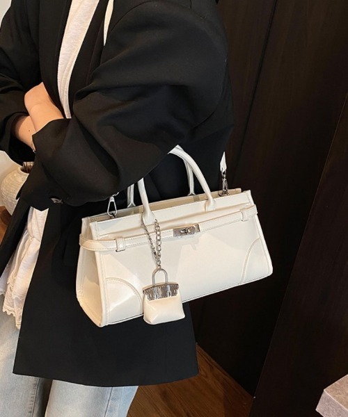 AMELY（エミリー）の「エナメル調 スクエアハンドバッグ（ハンドバッグ・レディース・ブラック/レッド/ブラウン/シルバー/アイボリー/イエロー/ピンク・フリー）」の8枚目の写真