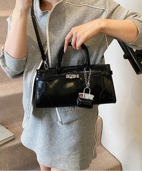 AMELY（エミリー）の「エナメル調 スクエアハンドバッグ（ハンドバッグ・レディース・ブラック/レッド/ブラウン/シルバー/アイボリー/イエロー/ピンク・フリー）」の9枚目の写真