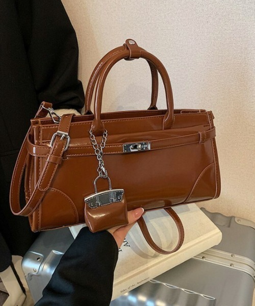 AMELY（エミリー）の「エナメル調 スクエアハンドバッグ（ハンドバッグ・レディース・ブラック/レッド/ブラウン/シルバー/アイボリー/イエロー/ピンク・フリー）」の10枚目の写真