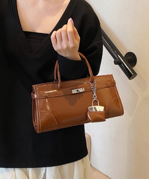 AMELY（エミリー）の「エナメル調 スクエアハンドバッグ（ハンドバッグ・レディース・ブラック/レッド/ブラウン/シルバー/アイボリー/イエロー/ピンク・フリー）」の11枚目の写真