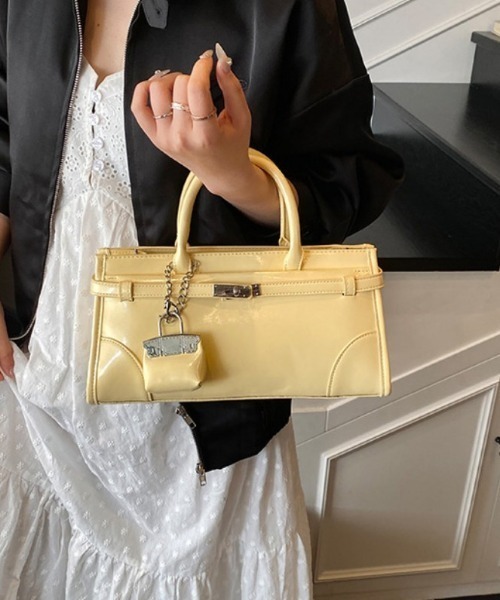 AMELY（エミリー）の「エナメル調 スクエアハンドバッグ（ハンドバッグ・レディース・ブラック/レッド/ブラウン/シルバー/アイボリー/イエロー/ピンク・フリー）」の12枚目の写真