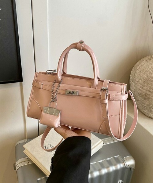 AMELY（エミリー）の「エナメル調 スクエアハンドバッグ（ハンドバッグ・レディース・ブラック/レッド/ブラウン/シルバー/アイボリー/イエロー/ピンク・フリー）」の13枚目の写真