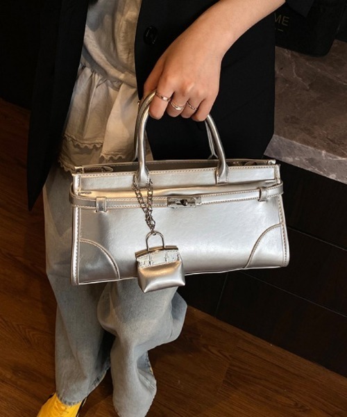 AMELY（エミリー）の「エナメル調 スクエアハンドバッグ（ハンドバッグ・レディース・ブラック/レッド/ブラウン/シルバー/アイボリー/イエロー/ピンク・フリー）」の14枚目の写真