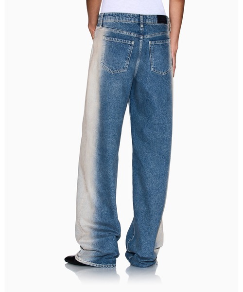 ARMANI EXCHANGE（アルマーニエクスチェンジ）の「【A|X アルマーニ エクスチェンジ】CL サンドカラースプレーエフェクト デニムパンツ_J52 LOW RISE RELAXED（デニムパンツ・レディース・インディゴブルー・24inch/25inch/26inch/27inch/28inch/29inch）」の2枚目の写真