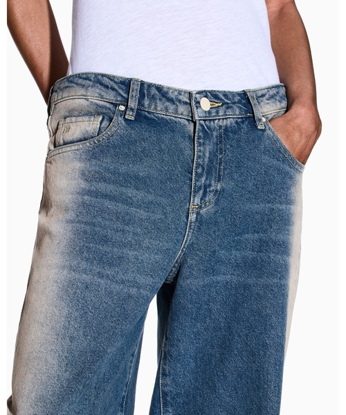 ARMANI EXCHANGE（アルマーニエクスチェンジ）の「【A|X アルマーニ エクスチェンジ】CL サンドカラースプレーエフェクト デニムパンツ_J52 LOW RISE RELAXED（デニムパンツ・レディース・インディゴブルー・24inch/25inch/26inch/27inch/28inch/29inch）」の4枚目の写真