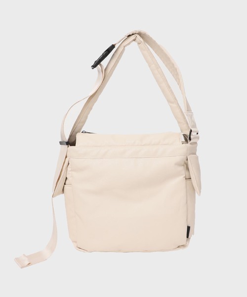 B.C STOCK（ベーセーストック）の「【fellowww / フェロー】別注フェイクレザーパッファー2WAY ショルダーバッグ（ショルダーバッグ・メンズ・ブラック/ホワイト×ホワイト・FREE）」の2枚目の写真