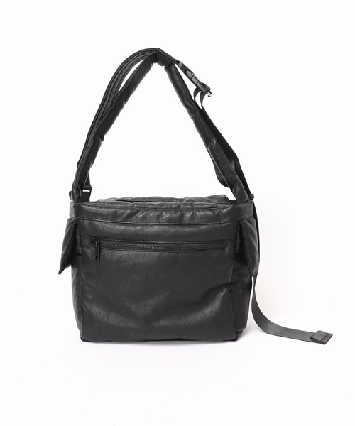 B.C STOCK（ベーセーストック）の「【fellowww / フェロー】別注フェイクレザーパッファー2WAY ショルダーバッグ（ショルダーバッグ・メンズ・ブラック/ホワイト×ホワイト・FREE）」の9枚目の写真