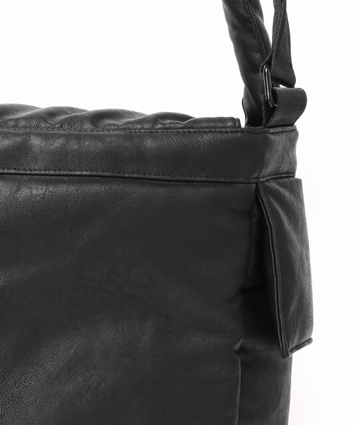 B.C STOCK（ベーセーストック）の「【fellowww / フェロー】別注フェイクレザーパッファー2WAY ショルダーバッグ（ショルダーバッグ・メンズ・ブラック/ホワイト×ホワイト・FREE）」の8枚目の写真