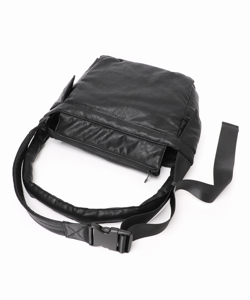 B.C STOCK（ベーセーストック）の「【fellowww / フェロー】別注フェイクレザーパッファー2WAY ショルダーバッグ（ショルダーバッグ・メンズ・ブラック/ホワイト×ホワイト・FREE）」の13枚目の写真