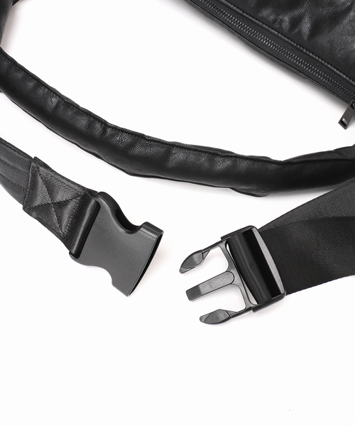 B.C STOCK（ベーセーストック）の「【fellowww / フェロー】別注フェイクレザーパッファー2WAY ショルダーバッグ（ショルダーバッグ・メンズ・ブラック/ホワイト×ホワイト・FREE）」の17枚目の写真