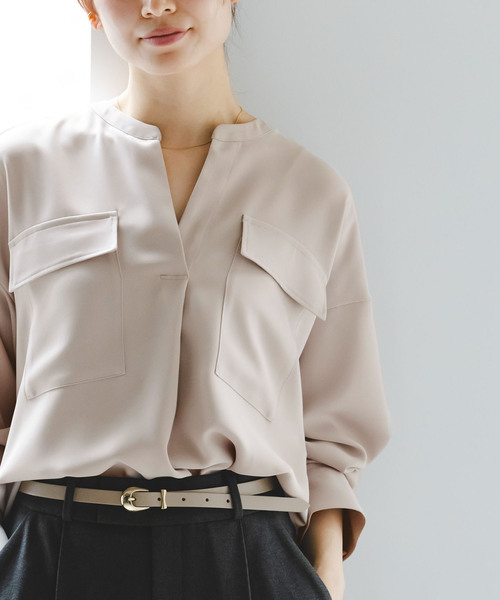 24年モデル ワークディテールドレープシャツ ホワイト とろみブラウス Noble（ノーブル）の「ワークディテールドレープシャツ（シャツ