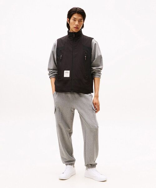 TOMMY HILFIGER(トミーヒルフィガー)の「MODERN ATHLETICライトウェイトパデッドナイロンベスト(ダウンベスト・メンズ・ホワイト/ブラック・SMALL/LARGE/X-LARGE/MEDIUM)」の4枚目の写真