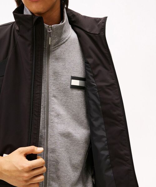 TOMMY HILFIGER(トミーヒルフィガー)の「MODERN ATHLETICライトウェイトパデッドナイロンベスト(ダウンベスト・メンズ・ホワイト/ブラック・SMALL/LARGE/X-LARGE/MEDIUM)」の5枚目の写真