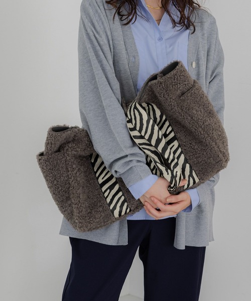 Elura（エルーラ）の「ボアリバーシブルトートL/601056（トートバッグ・レディース・ベージュ/グレー・FREE）」の6枚目の写真