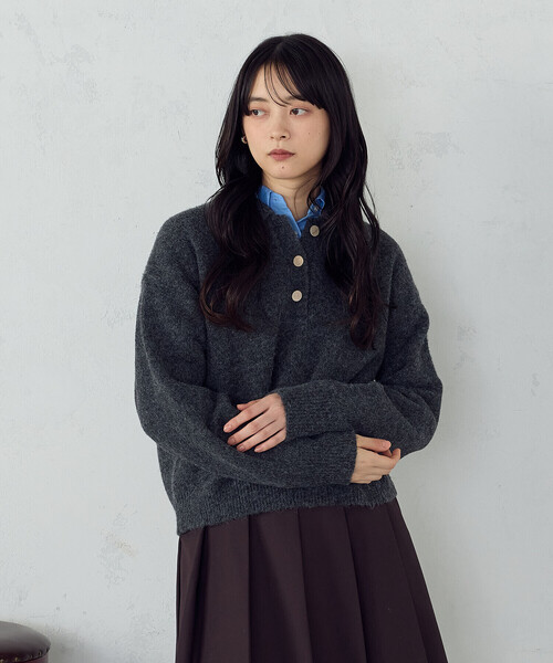 COMME CA ISM（コムサイズム）の「メタルボタン ポロニット（ニット/セーター・レディース・ベージュ/チャコール/アイボリー・FREE）」の3枚目の写真