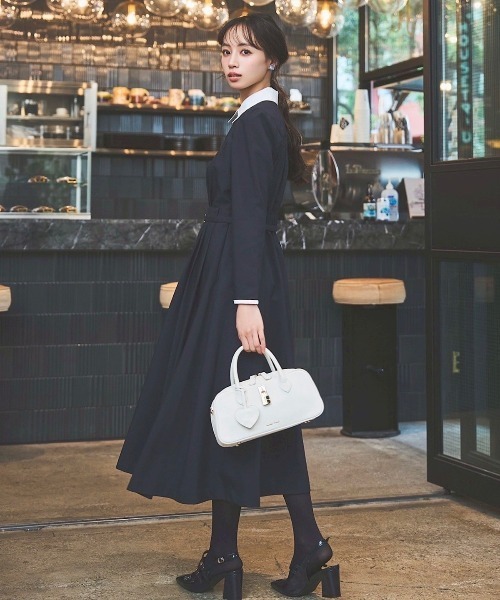 SWINGLE(スウィングル)の「白襟シャツワンピース(ワンピース・レディース・ネイビー/ブラウン/グレー系その他・FREE)」の11枚目の写真