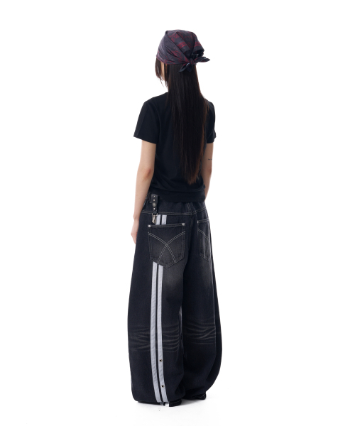 AAKAM（アーカム）の「2-Lined Eyelet Washed Denim Pants (Black)（デニムパンツ・レディース・その他・1/2）」の5枚目の写真