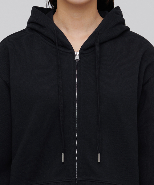 MUSINSA STANDARD WOMAN（ムシンサスタンダードウーマン）の「女性用クロップドフード付きスウェットジップアップ[ブラック]（パーカー・レディース・その他・SMALL/MEDIUM/LARGE/X-SMALL）」の6枚目の写真