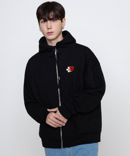 GRAVER（グレーバー）の「[UNISEX]フラワーハートハーフスマイル刺繍フード集業_ブラック（パーカー・レディース・ブラック・LARGE/MEDIUM）」の2枚目の写真