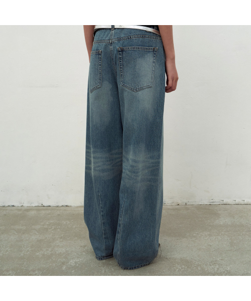 LCDC TM(エルシーディーシーティーエム)の「BLUE WASHED DART DETAIL DENIM (BLUE)(デニムパンツ・レディース・ブルー・SMALL/MEDIUM)」の4枚目の写真