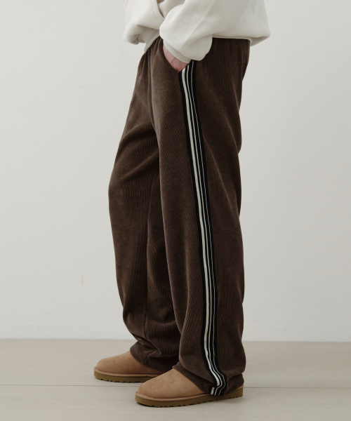 WEDNESDAY OASIS(ウェンズデーオアシス)の「エッセンシャルライントラックコーデュロイワイドパンツ_BROWN(W25-PT34)(その他パンツ・メンズ・ブラウン・MEDIUM/LARGE)」の1枚目の写真