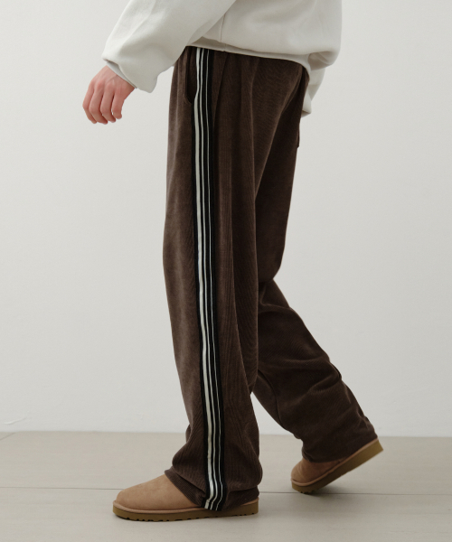 WEDNESDAY OASIS(ウェンズデーオアシス)の「エッセンシャルライントラックコーデュロイワイドパンツ_BROWN(W25-PT34)(その他パンツ・メンズ・ブラウン・MEDIUM/LARGE)」の2枚目の写真