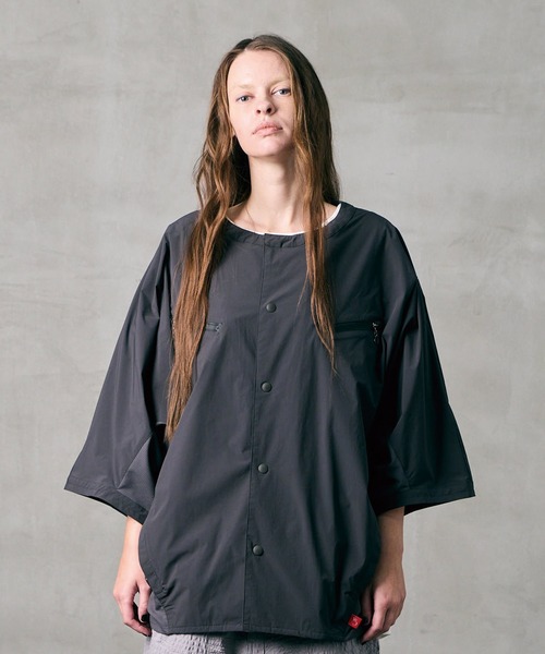 VIRGOwearworks（ヴァルゴウェアワークス）の「DYNAMIC DOLMAN SNAP SHIRT（シャツ/ブラウス・メンズ・ブラック/グレイッシュベージュ/チャコールグレー・2/3/4）」の2枚目の写真