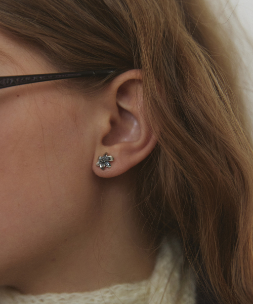 NFF（エヌエフエフ）の「[silver925] corolla earrings-black silver（ピアス（両耳用）・レディース・その他・FREE）」の2枚目の写真
