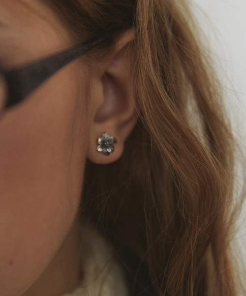NFF（エヌエフエフ）の「[silver925] corolla earrings-black silver（ピアス（両耳用）・レディース・その他・FREE）」の3枚目の写真