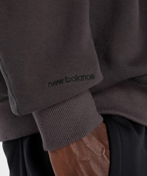 NEW BALANCE(ニューバランス)の「NB GREY オーバーサイズクルーネック(スウェット・メンズ・サンドグレー/ブラック/スミクロ・SMALL/MEDIUM/LARGE/X-LARGE/XX-LARGE)」の15枚目の写真