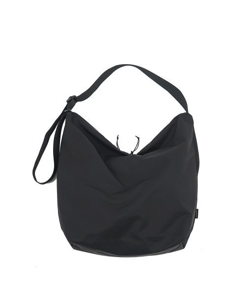 POSH-PROJECTS(ポッシュプロジェクト)の「T138 カンガルーバッグ ラージ ブラック(メッセンジャーバッグ・レディース・ブラック・FREE)」の2枚目の写真