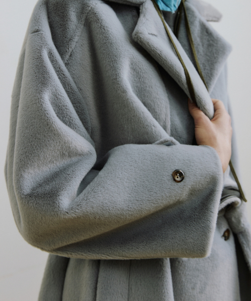 MOLLIOLLI（モリオリ）の「JAN フェイクファー トレンチコート [スティール]（チェスターコート・レディース・その他・SMALL/MEDIUM）」の2枚目の写真