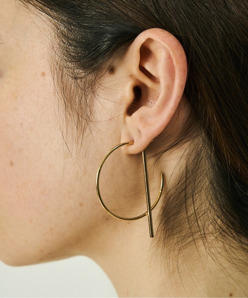 LENERA(レネラ)の「ミニマルライン × セミフープ ロングバー ピアス(ピアス(両耳用)・レディース・ゴールド/シルバー・FREE)」の7枚目の写真