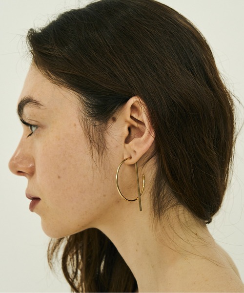 LENERA(レネラ)の「ミニマルライン × セミフープ ロングバー ピアス(ピアス(両耳用)・レディース・ゴールド/シルバー・FREE)」の5枚目の写真