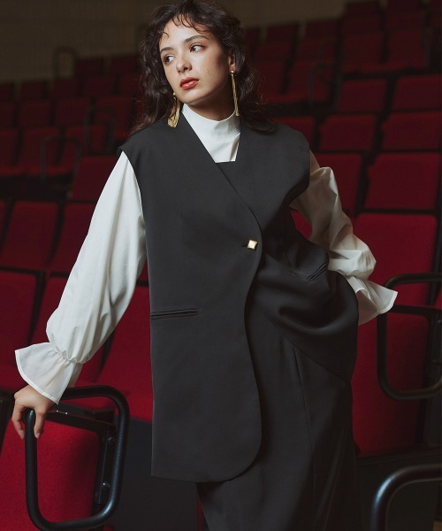 Callarus（カラルス）の「【オケージョン対応】アシメカーブデザインジレ＋キャミソールワンピースアンサンブル〔Callarus〕（スーツセット・レディース・グレイッシュベージュ/ブラック・S/M/L/LL/3L）」の2枚目の写真