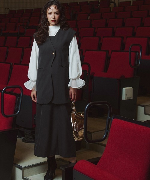 Callarus（カラルス）の「【オケージョン対応】アシメカーブデザインジレ＋キャミソールワンピースアンサンブル〔Callarus〕（スーツセット・レディース・グレイッシュベージュ/ブラック・S/M/L/LL/3L）」の3枚目の写真