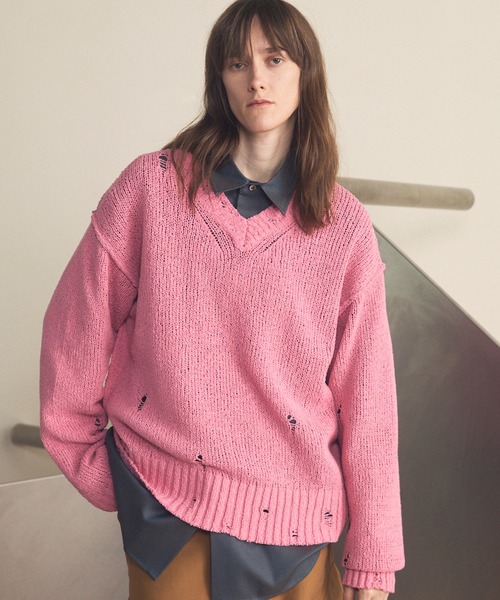 MAISON SPECIAL（メゾンスペシャル）の「《UNISEX》Short-length Prime-Over Distressed V-neck Knit Pullover/ショートレングスプライムオーバーダメージＶネックニットプルオーバー【MAISON SPECIAL/メゾンスペシャル】（ニット/セーター・メンズ・ブラック/ブルー/ピンク・0/1/2）」の3枚目の写真