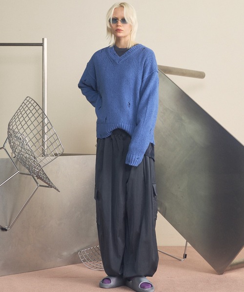 MAISON SPECIAL（メゾンスペシャル）の「《UNISEX》Short-length Prime-Over Distressed V-neck Knit Pullover/ショートレングスプライムオーバーダメージＶネックニットプルオーバー【MAISON SPECIAL/メゾンスペシャル】（ニット/セーター・メンズ・ブラック/ブルー/ピンク・0/1/2）」の4枚目の写真