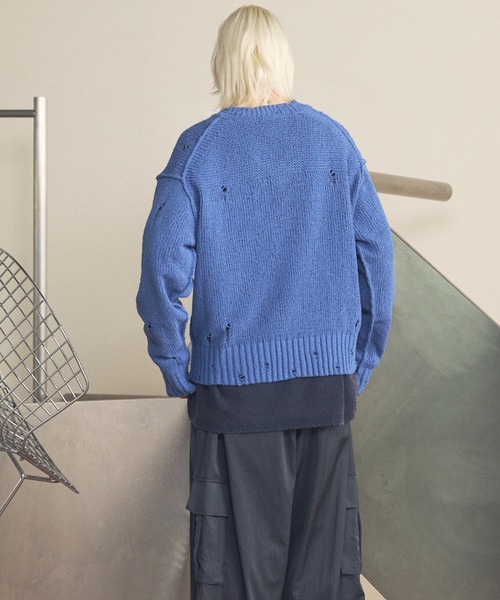 MAISON SPECIAL（メゾンスペシャル）の「《UNISEX》Short-length Prime-Over Distressed V-neck Knit Pullover/ショートレングスプライムオーバーダメージＶネックニットプルオーバー【MAISON SPECIAL/メゾンスペシャル】（ニット/セーター・メンズ・ブラック/ブルー/ピンク・0/1/2）」の10枚目の写真