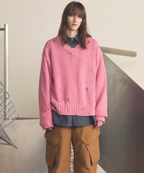 MAISON SPECIAL（メゾンスペシャル）の「《UNISEX》Short-length Prime-Over Distressed V-neck Knit Pullover/ショートレングスプライムオーバーダメージＶネックニットプルオーバー【MAISON SPECIAL/メゾンスペシャル】（ニット/セーター・メンズ・ブラック/ブルー/ピンク・0/1/2）」の11枚目の写真