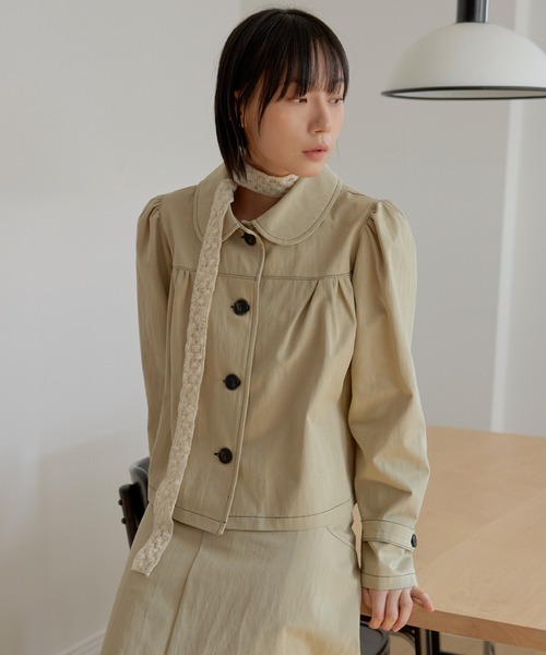 UNE MANSION(ユヌマンション)の「【2026SS新作アイテム】【UNE ORIGINAL】ラブリーラウンドカラーシャーリングショルダーパフショートトレンチコート(トレンチコート・レディース・ダークブルー/ベージュ/チャコール・FREE)」の2枚目の写真